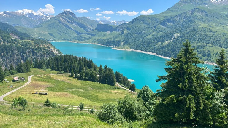 "Wir sind mit dem Motorrad die Route des Grandes Alpes gefahren. An einem der unzähligen Aussichtspunkte hatten wir diesen tollen Blick auf den Lac de Roselend. Im Hintergrund links ist der Mont Blanc zu sehen", schreibt uns Michael Schäfer aus Rüssingen.