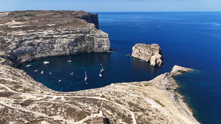 Michael aus Wilgartswiesen schreibt uns: "Gozo ist ja nicht groß (ca. 15 km x 7 km), aber die Steilwände und Felsformationen sind grandios. Herrliche 16 Tage auf dieser tollen Insel und nur 2,5 Stunden Flug entfernt!"