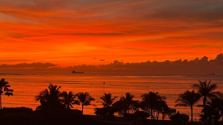 Marlies Lehmann aus Harthausen schreibt uns zu ihrem Bild aus Bali: "Es war reiner Zufall – war gerade im Bad und wunderte mich über die orange Farbe und dachte, es brennt." Zum Glück war es nur der traumhaft schöne Sonnenaufgang.