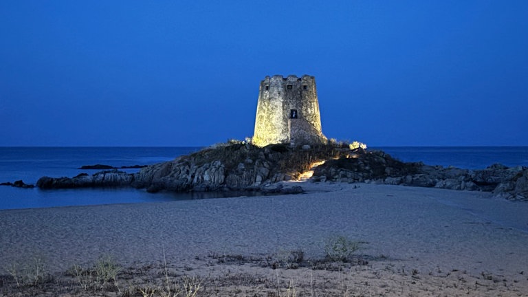 Marco aus Ochtendung schreibt uns zu seinem Bild "Torre di Bari": "Der aus dem 16. Jahrhundert stammende Turm teilt den romantischen Strand an der zentral östlichen Küste Sardiniens in den goldenen Sand des "Meeres der Männer" und den feinen Sand mit kleinen Kieselsteinen des "Meeres der Frauen". Das letzte Foto am letzten Urlaubstag.