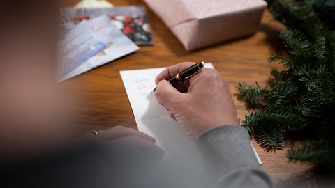 Echte Weihnachtspost verschicken lohnt sich, meint Autorin Silke Heimes