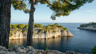Tipps für einen gelungenen Urlaub in Frankreich: Calanque d'En-Vau im Nationalpark Calanques, Cassis, Bouches-du-Rhône, Französische Riviera, Provence-Alpes-Côte d’Azur, Frankreich
