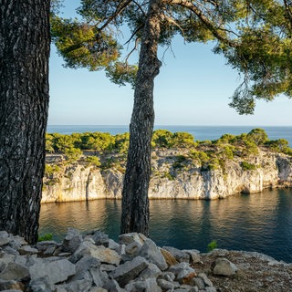 Tipps für einen gelungenen Urlaub in Frankreich: Calanque d'En-Vau im Nationalpark Calanques, Cassis, Bouches-du-Rhône, Französische Riviera, Provence-Alpes-Côte d’Azur, Frankreich
