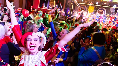 Eine junge Frau lacht in die Kamera bei der Fastnachtssitzung "Mainz bleibt Mainz" | Fastnacht in Rheinland-Pfalz 2025