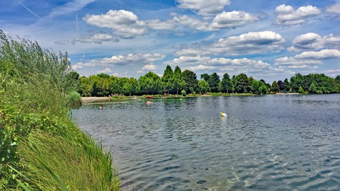 Der Blausee im Rhein-Neckar-Kreis lohnt sich für einen Ausflug in Baden-Württemberg.