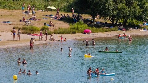 Strandbad am Epplesee. Wir empfehlen 10 schöne Hundestrände in Baden-Württemberg zum Baden mit Hund.