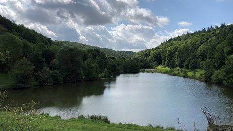 Stausee Münstersee bei Creglingen. Wir empfehlen 10 schöne Hundestrände in Baden-Württemberg zum Baden mit Hund.