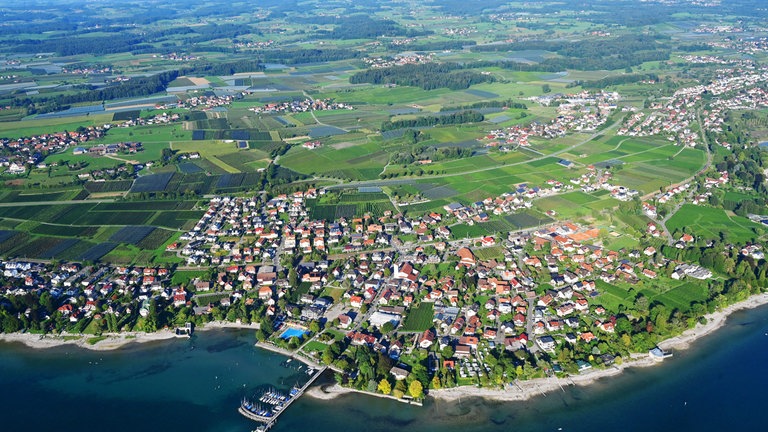 Nonnenhorn am Bodensee, Luftaufnahme vom Strand. Wir empfehlen 10 schöne Hundestrände in Baden-Württemberg zum Baden mit Hund.