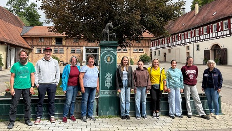 Der perfekte Tag in Marbach: "Pferde pur" auf dem Haupt- und Landgestüt. Im Bild unsere Gewinnergruppe (v.l.n.r.): Joachim, Till, Sabine, Sandra, Joline, Johanna, SWR1 Moderatorin Janet Pollok, Laetitia, Naemi und Gestüts-Mitarbeiterin Andrea.