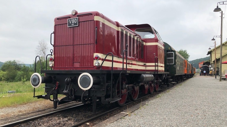Historische Diesellok auf den Gleisen der Sauschwänzlebahn.