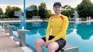 Dominik Saal von der DLRG Ludwigsburg-Remseck. Die DLRG bildet Rettungsschwimmer im Freibad Asperg aus.