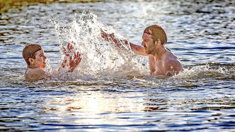 Vater und Sohn toben im Wasser. Wer in Baden-Württemberg bei Hitze im Sommer nach Abkühlung sucht, wird hier fündig: Baggerseen, Flüsse und Freibäder zum Baden und Schwimmen. SWR1 Baden-Württemberg hat für euch die schönsten Badeseen, Strandbäder, Fluss-Badestellen und Baggerseen zusammengestellt - von Karlsruhe, Rhein-Neckar-Kreis, Heidelberg, Mannheim und Heilbronn, Neckar-Odenwald, Hohenlohe bis in den Main-Tauber Kreis - vom Bodensee, Freiburg, Schwarzwald bis Reutlingen, Tübingen, Sigmaringen, Zollernalb, Alb-Donau, Ulm und Ostalb.
