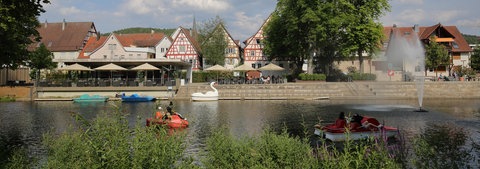 Tretboote im Fluss Nagold mit Blick auf die Stadt Nagold. Wir haben schöne Radwege und Radtouren in Baden-Württemberg gesammelt.