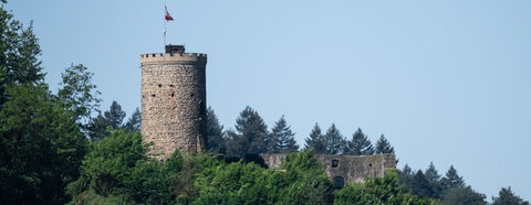 Blick auf Burg Husen. Wir haben schöne Radwege und Radtouren in Baden-Württemberg gesammelt.