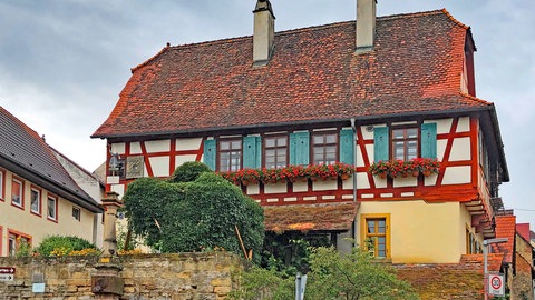 Ein Fachwerkhaus am Kraichradweg. Davon gibt es viele auf dem Radweg von Sternenfels (Enzkreis) bis Ketsch (Rhein-Neckar-Kreis). Über weite Strecken folgt die Route dem Lauf des Kraichbachs, der in Sternenfels entspringt und in Ketsch in einen Altrheinarm mündet.
