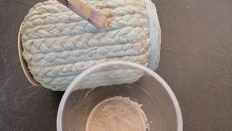 Wer möchte, kann die Vase in einer beliebigen Farbe und im Anschluss mit Acryllack (und wenn man möchte etwas Glitzer) anmalen.