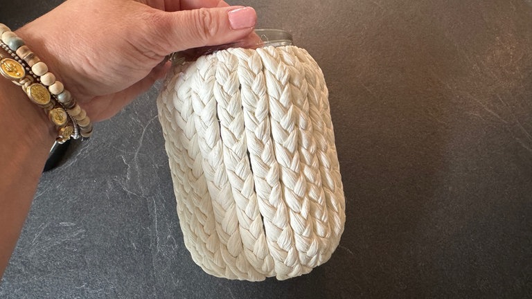 Am Glasboden die Zopfende ein bisschen zurecht schneiden und hier und da noch ein bisschen mit Heißkleber festkleben, damit das Glas nicht wackelt. 