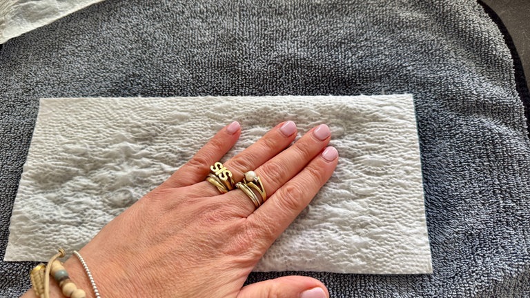 Das Küchenpapier darauf legen und befeuchten.