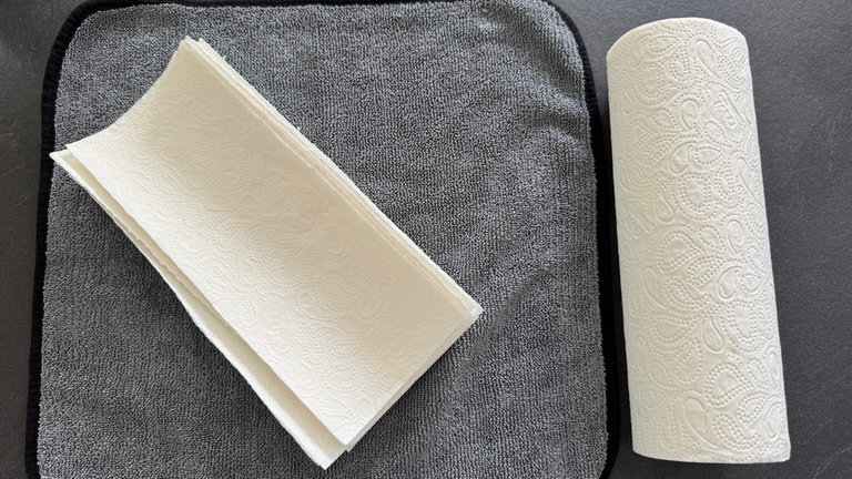 Küchenpapier abreißen und der Länge nach in der Mitte durchschneiden.