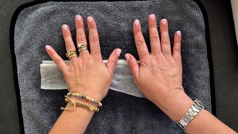 Auf dem Handtuch undoder auf einer glatten Fläche, dass befeuchten Küchentuch rollen.