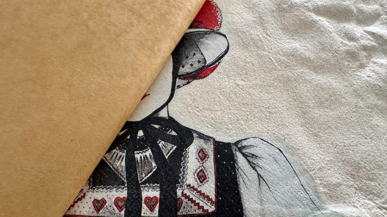 Kurz abkühlen lassen und das Backpapier abziehen. 