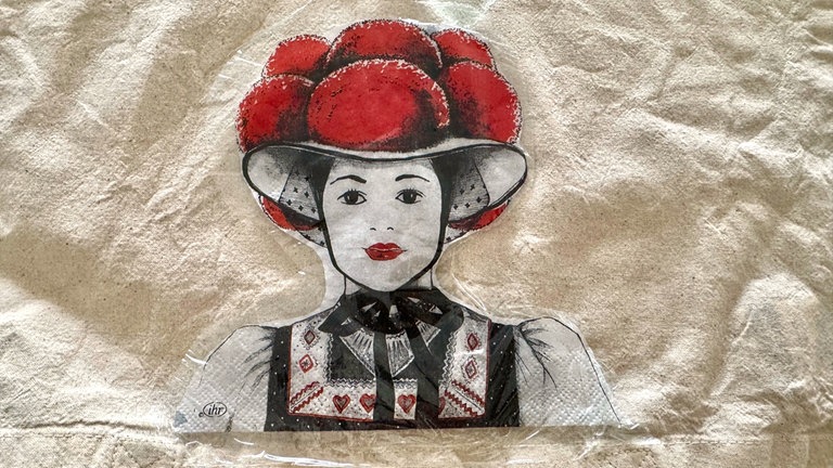 Anschließend mit einem Rand von circa 1 cm ausschneiden. 