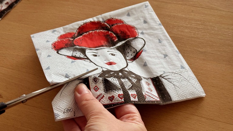 Das gewählte Motiv einer Serviette ausschneiden. 