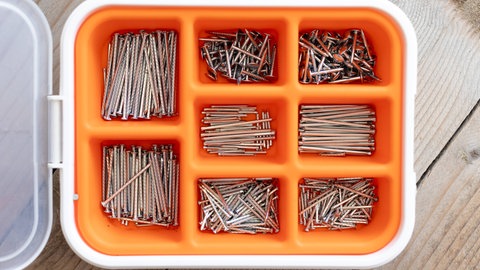 verschiedene Schrauben und Nägel