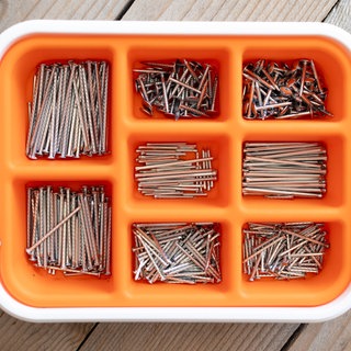verschiedene Schrauben und Nägel