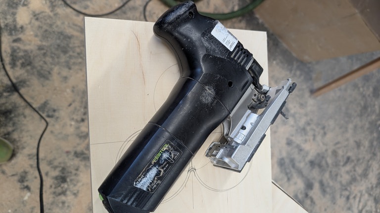 Das Holz mir der Stichsäge ausschneiden. 