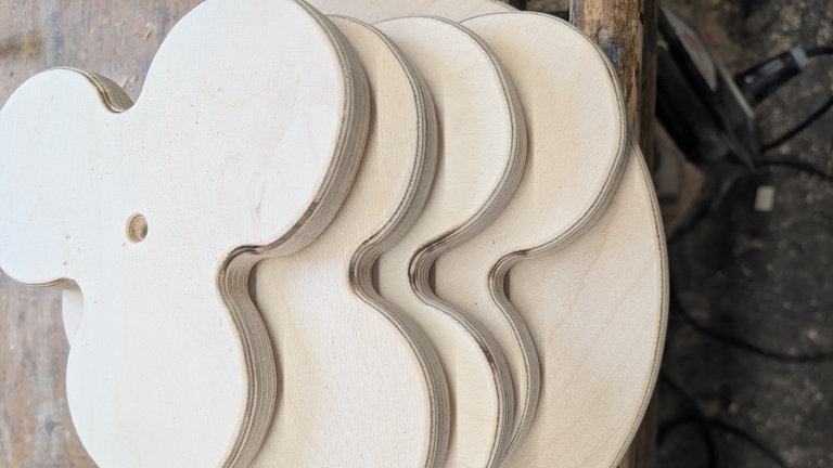 Weitere Scheiben ebenfalls aussägen und Kanten runden. 