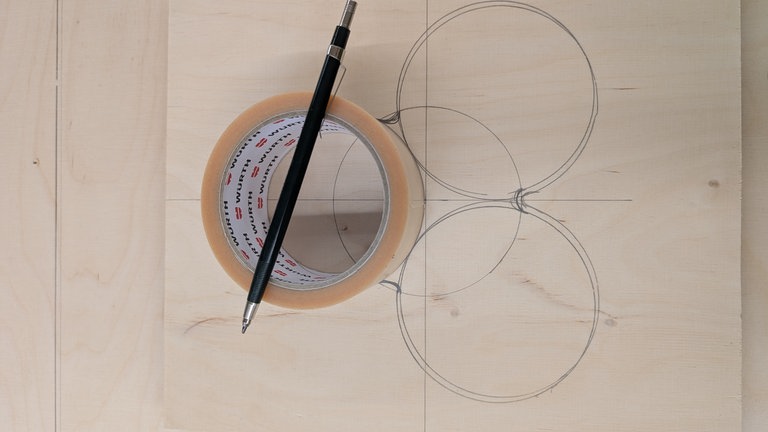 Grundplatte mit runder Schablone (∅ ≈ 30 cm) aufzeichnen