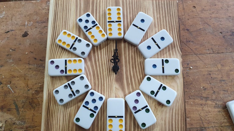 Batterie einlegen und Uhrzeit einstellen.