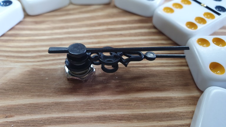 Zeiger anbringen (alle auf 12 Uhr ausgerichtet)