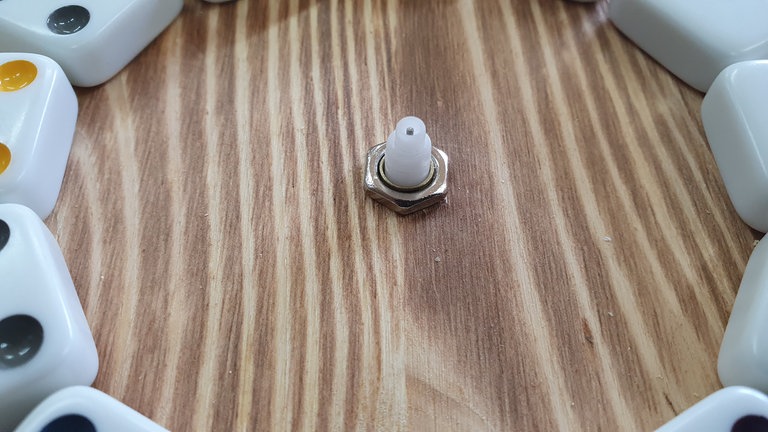 und vorne mit der kleinen Mutter verschrauben.