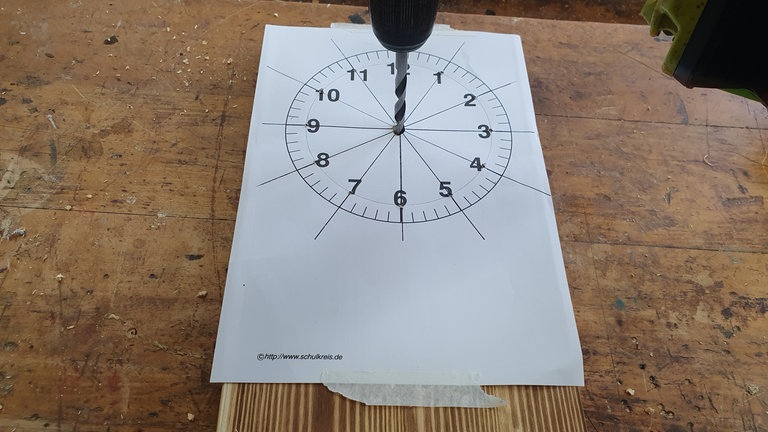 Loch mit 8mm Bohrer in der Mitte der Schablone bohren. Dieses Loch durchbohren!