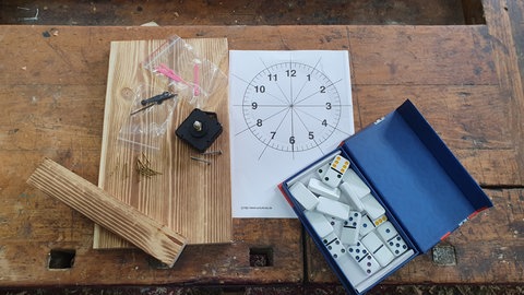 Uhr aus Dominosteinen