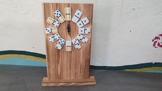 Uhr aus Dominosteinen