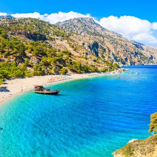Blick auf einen Strand in Griechenland