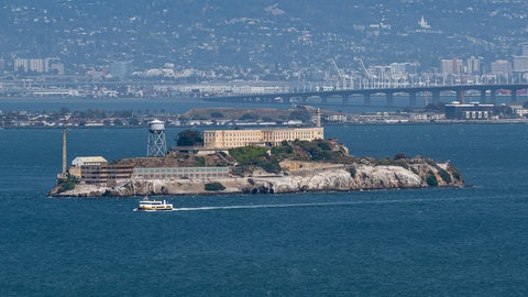 Die ehemalige Gefaengnisinsel Alcatraz umschlossen von der San Francisco Bay vom Hendrik Point bzw. Battery Spencer aus gesehen.