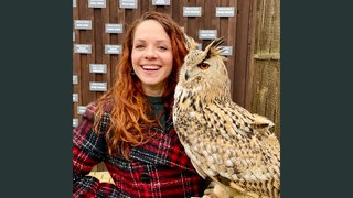 Reporterin Helen Roth mit Eule.