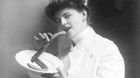 Frau mit Wiener Würstchen (ca. 1910)