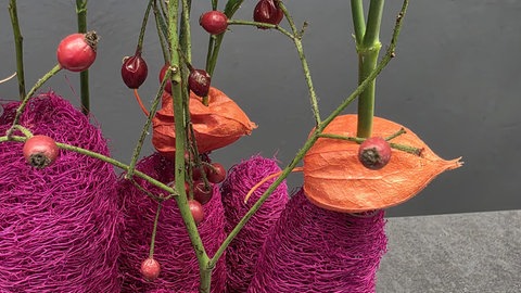 Herbstblüten in Luffa-Väschen