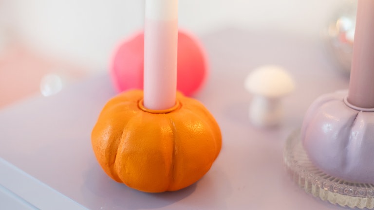 Der Kürbis kann klassisch in Orange gestaltet oder mit bunten, pastelligen oder goldenen Farbtönen bemalt werden - ganz nach Geschmack.
