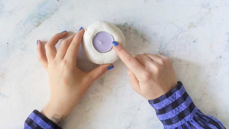 Darauf achten, dass es fest genug sitzt, damit der Kerzenhalter oder das Teelicht später stabil steht.