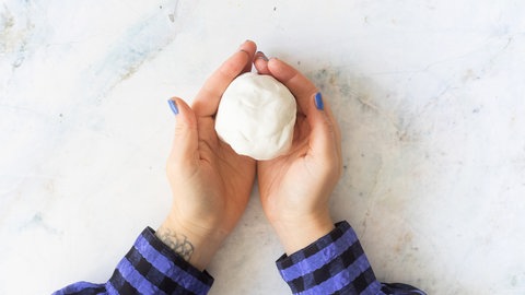 Aus Modelliermasse eine glatte Kugel formen.