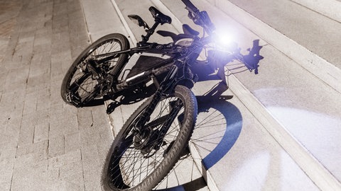 Mountainbike liegt auf dem Boden mit hellem Licht