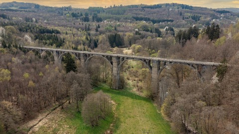 Panoramablick auf die Erbacher Eisenbahnbrücke und den angrenzenden Wald im Westerwald