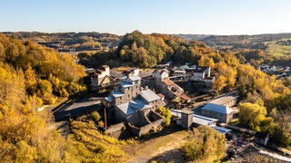 Blick aus der Vogelperspektive auf den Stöffel-Park im Westerwald im Herbst