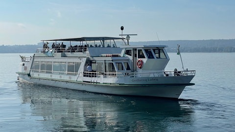 Das Passagierschiff MS Großherzog Ludwig fährt auf dem Bodensee.